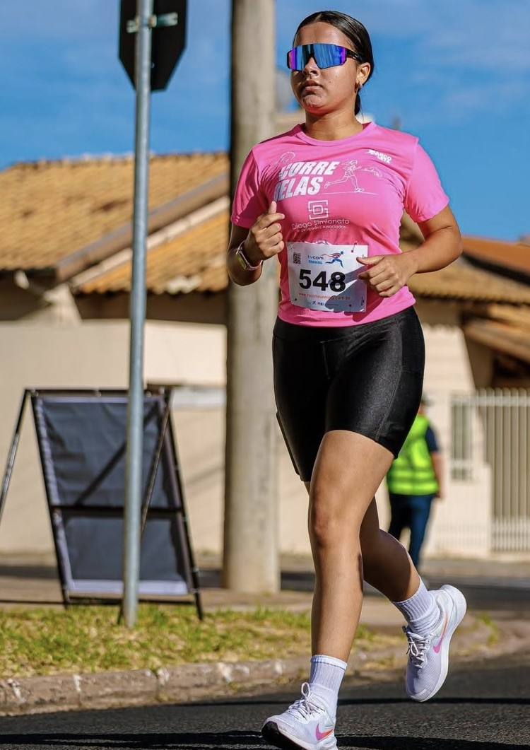 Participante celebrando durante a prova