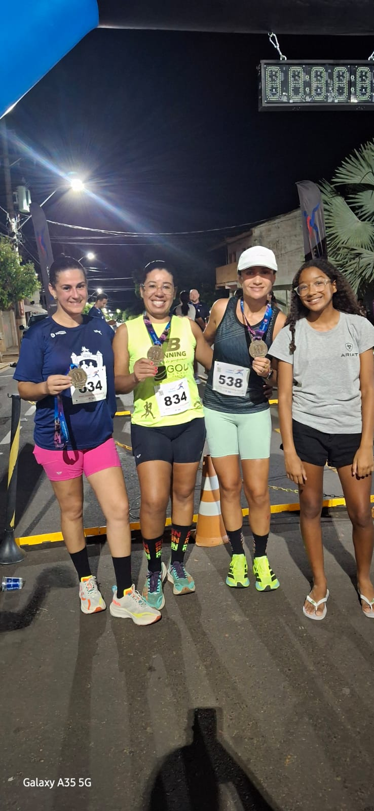 Atletas durante a corrida noturna