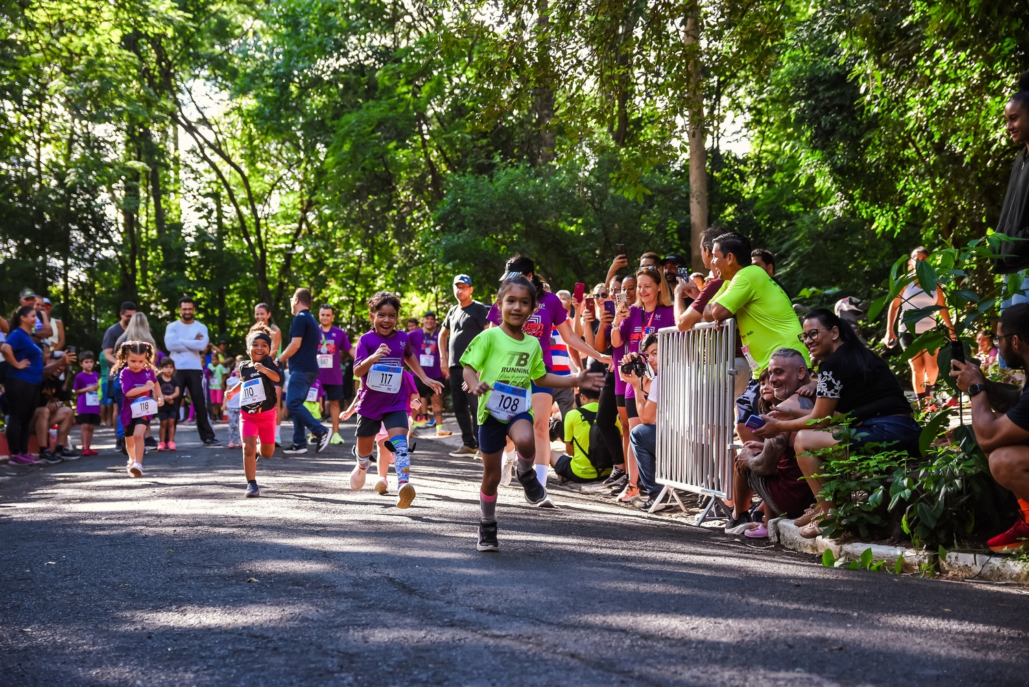 Crianças correndo na Corrida de Rua