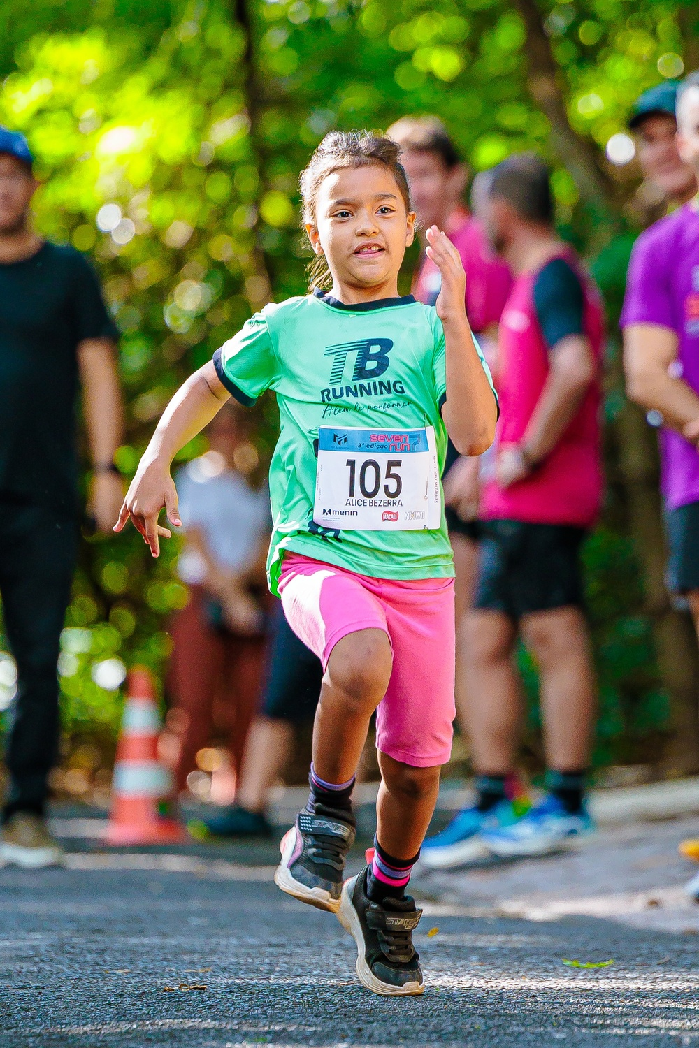 Criança correndo na Corrida de Rua