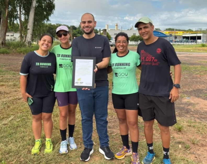 Entrega do título de Sócio Benemérito ao Prefeito de Pompéia