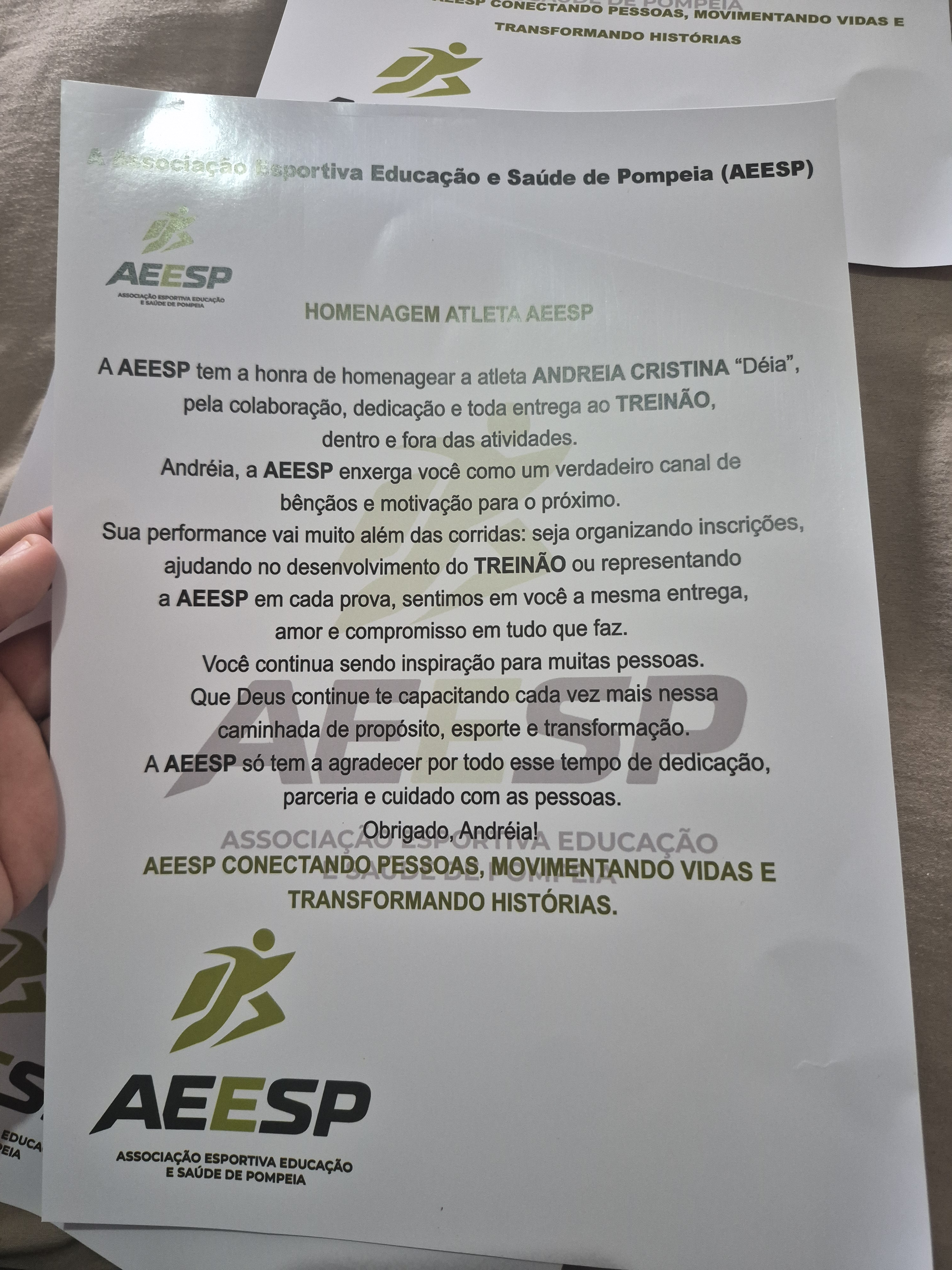 Andréia recebendo homenagem